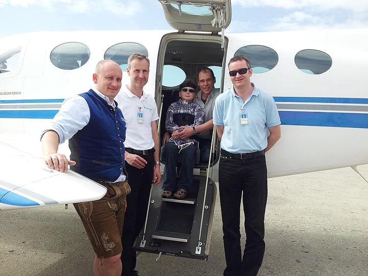 Alexander Klein (2.v.l.) vor der Cessna 421 in Oberpfaffenhofen mit dem Patienten, dessen Vater, dem Piloten-Kollege Frank Kasparek (r.) sowie einem Mitarbeiter (l.) des Flughafens.