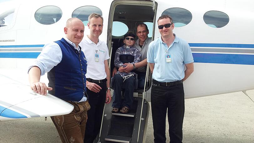 Alexander Klein (2.v.l.) vor der Cessna 421 in Oberpfaffenhofen mit dem Patienten, dessen Vater, dem Piloten-Kollege Frank Kasparek (r.) sowie einem Mitarbeiter (l.) des Flughafens. Alexander Klein (2.v.l.) vor der Cessna 421 in Oberpfaffenhofen mit dem Patienten, dessen Vater, dem Piloten-Kollege Frank Kasparek (r.) sowie einem Mitarbeiter (l.) des Flughafens.