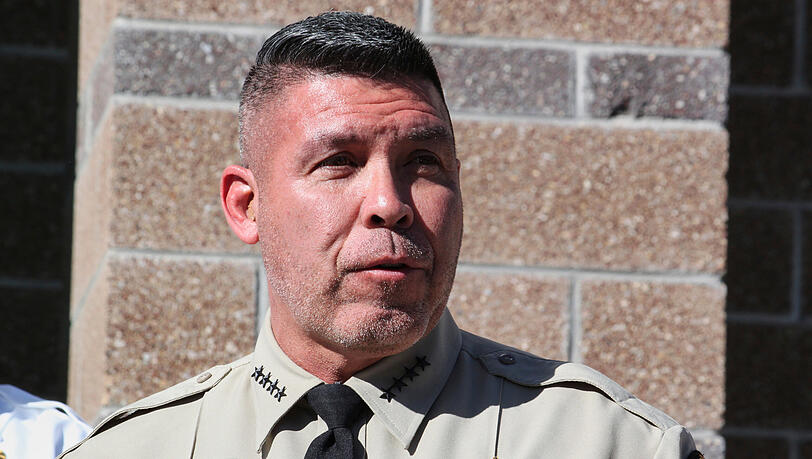 Der Sheriff von Santa Fe County, Adan Mendoza, beantwortet Fragen zu den Ermittlungen im Zusammenhang mit dem Tod des Schauspielers Gene Hackman und seiner Frau Betsy Arakawa. Der Sheriff von Santa Fe County, Adan Mendoza, beantwortet Fragen zu den Ermittlungen im Zusammenhang mit dem Tod des Schauspielers Gene Hackman und seiner Frau Betsy Arakawa.