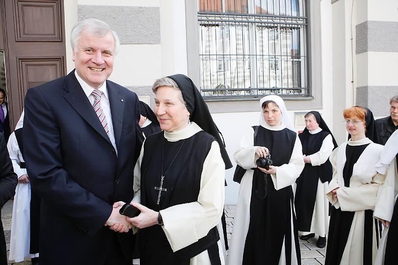 Vor einem Jahr feierten sie gemeinsam die Klostersanierung: Ministerpräsident Seehofer und Äbtissin Laetitia Fech.