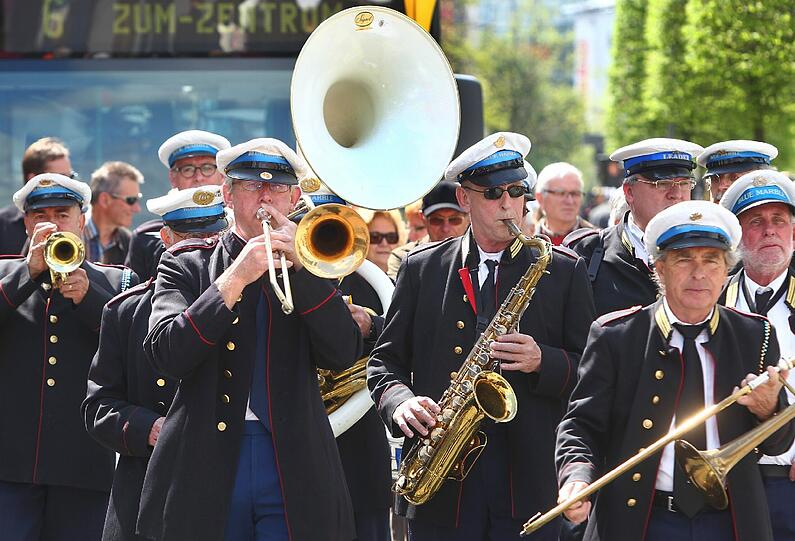 Musiker der Blue Marble Silver Cornet Band aus den Niederlanden ziehen am 26.04.2014 durch die Innenstadt von Kempten (Bayern). Die Marching Band eröffnete den bis zum 04.05.2014 dauernden 30. Kemptener Jazz-Frühling.