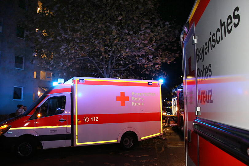 Die Küche verkohlte landete im Vorgarten. Die Bilder vom Feuerwehreinsatz in Waldkraiburg.