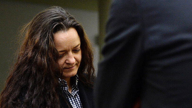 Beate Zschäpe, die Hauptangeklagte im NSU-Prozess. Am Dienstag wird die Verhandlung in München fortgesetzt - mit einer Zeugenaussage eines inhaftierten Neonazis. (Archivbild) Beate Zschäpe, die Hauptangeklagte im NSU-Prozess. Am Dienstag wird die Verhandlung in München fortgesetzt - mit einer Zeugenaussage eines inhaftierten Neonazis. (Archivbild)