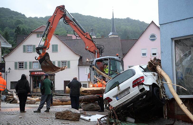 In der Nacht zum Montag hat es in Bayern und Baden-Württemberg schwerste Unwetter mit Überschwemmungen, Erdrutschen, Hagel und Sturm gegeben - die Bilder machen betroffen.