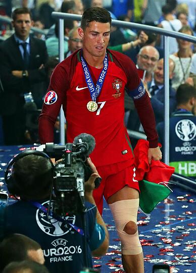 Das Ronaldo-Drama: Auf und Ab des portugiesischen Superstars im EM-Finale gegen Gastgeber Frankreich. Die einmaligen Bilder von Ronaldo, der von der tragischen Figur zum weltbesten Co-Trainer mutierte und dann zum großen Triumphator wurde.