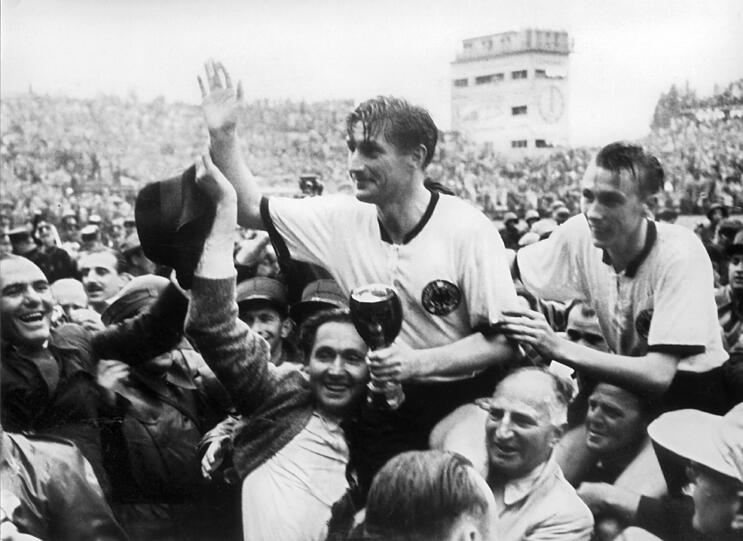 Die deutsche Fußballnationalmannschaft besiegte Ungarn vor 56.000 Zuschauern, darunter 5000 deutschen, mit 3:2 und sichert sich erstmals den Weltmeistertitel.