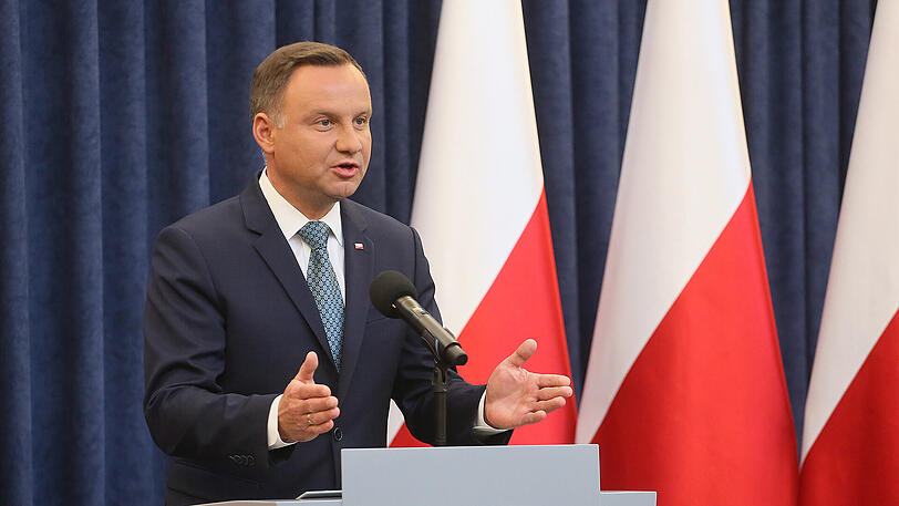 Polens Präsident Andrzej Duda wird gegen die umstrittene Justizreform der nationalkonservativen Regierung zum Obersten Gericht und zum Landesrichterrat sein Veto einlegen.