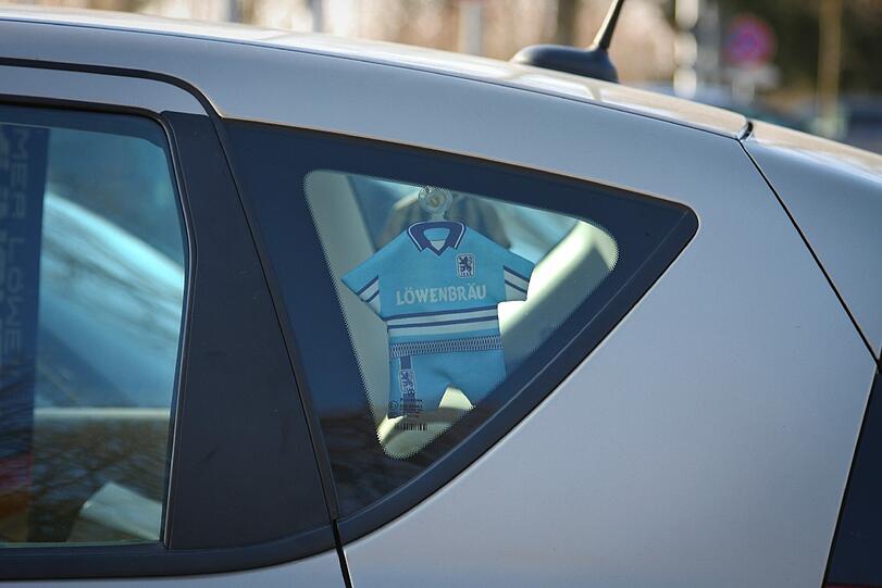 Auch dort sieht man den Autos an, wer sie fährt: Löwen-Fans.
