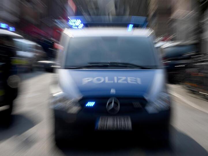Ein Polizeiwagen mit Blaulicht. Foto: Carsten Rehder/Archivbild