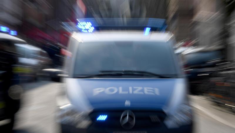 Ein Polizeiwagen mit Blaulicht. Foto: Carsten Rehder/Archivbild Ein Polizeiwagen mit Blaulicht. Foto: Carsten Rehder/Archivbild