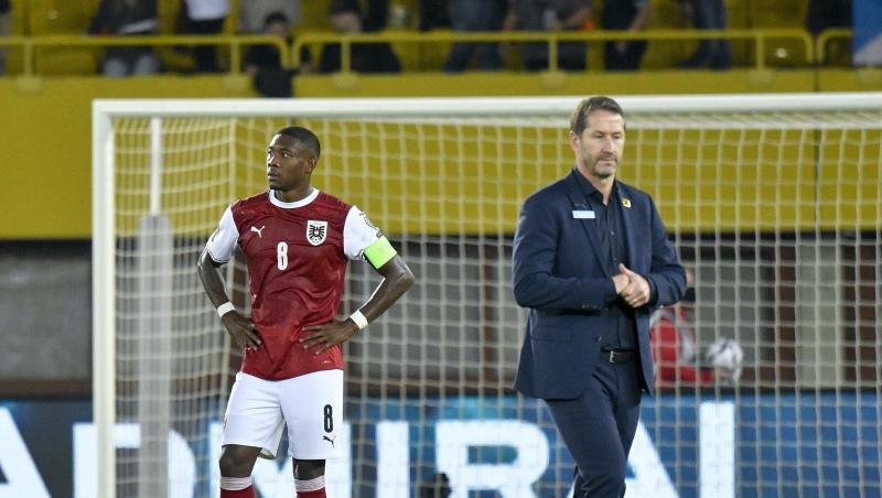 David Alaba (l) und Trainer Franco Foda stehen nach dem verlorenen Spiel gegen Schottland auf dem Platz.