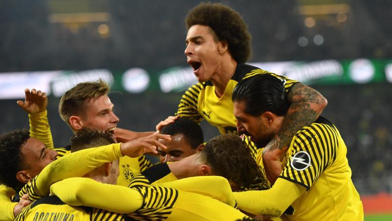 Dortmunds Mittelfeldspieler Marco Reus (verdeckt) jubelt mit seinen Mannschaftskameraden über seinen Siegtreffer.