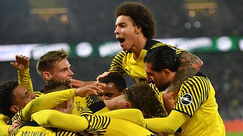 Dortmunds Mittelfeldspieler Marco Reus (verdeckt) jubelt mit seinen Mannschaftskameraden über seinen Siegtreffer.