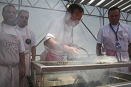 Qualm erlaubt: Das Team Schwaben räuchert das Grillgut mit Buchenholzsägemehl und Wacholderzweigen.