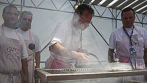 Qualm erlaubt: Das Team Schwaben räuchert das Grillgut mit Buchenholzsägemehl und Wacholderzweigen. Qualm erlaubt: Das Team Schwaben räuchert das Grillgut mit Buchenholzsägemehl und Wacholderzweigen.