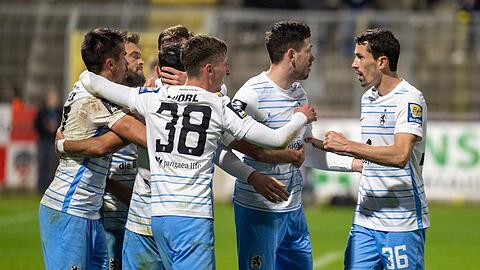 Die blaue Aufstiegsmathematik ist eigentlich einfach: Die starke Hinrunde plus die Zähler aus der vergangenen Rückrunde - und schon geht's hoch in Liga zwei.
