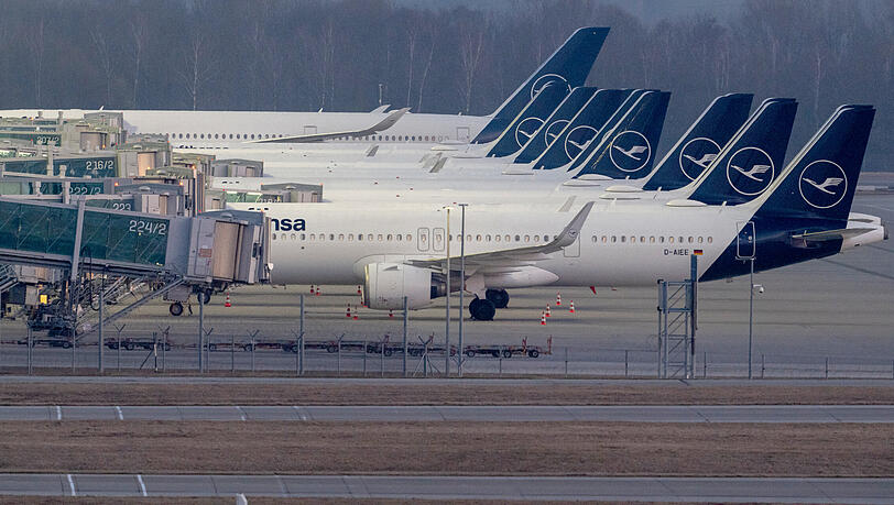 Maschinen der Fluggesellschaft Lufthansa stehen in den Morgenstunden am Terminal 2 des Münchner Flughafens. Maschinen der Fluggesellschaft Lufthansa stehen in den Morgenstunden am Terminal 2 des Münchner Flughafens.