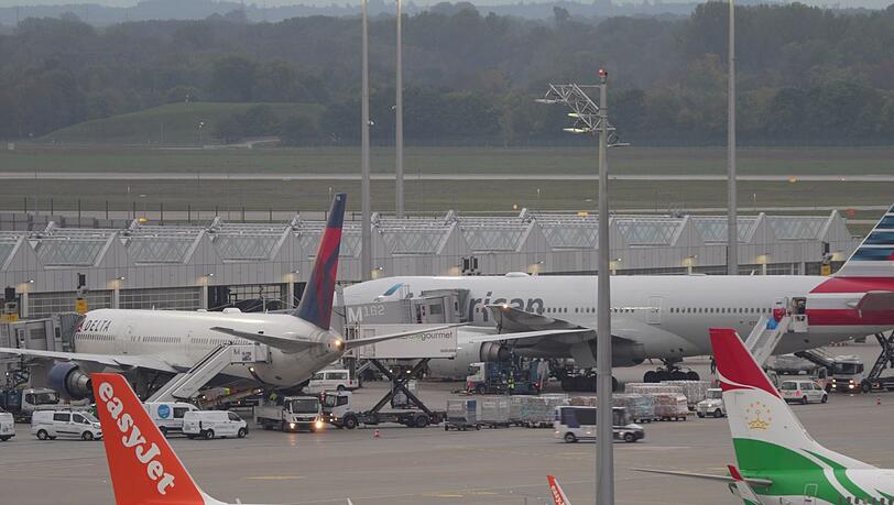Nach der erneuten Betriebsunterbrechung wegen Drohnen ist in München der Flugbetrieb langsam wieder angelaufen.