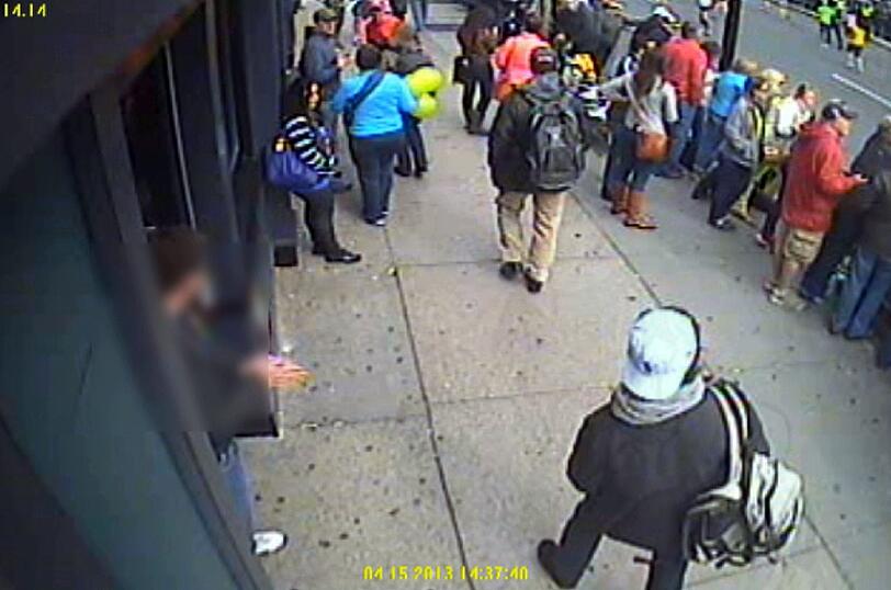 Baseball-Kappe und Rucksack: Nach diesen beiden Tatverdächtigen sucht das FBI