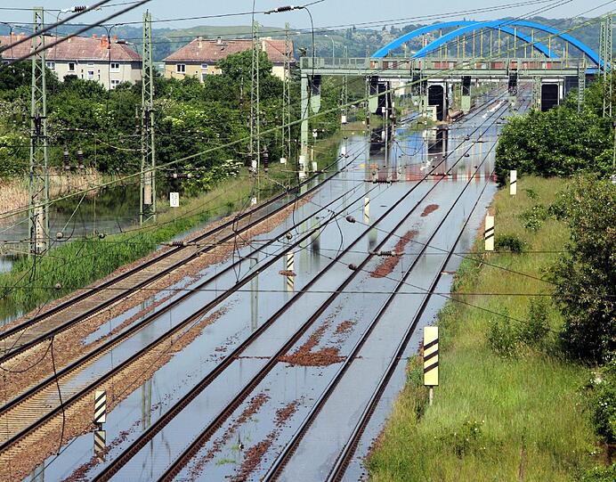 So hoch stand das Wasser der Elbe in Magdeburg noch nie &ndash; und es soll noch weiter steigen. Die Rettungskräfte verteidigen die Deiche auf einer Länge von 20 Kilometern. Wie lange das noch glückt, ist unklar. Die Bilder aus dem überfluteten Magdeburg.