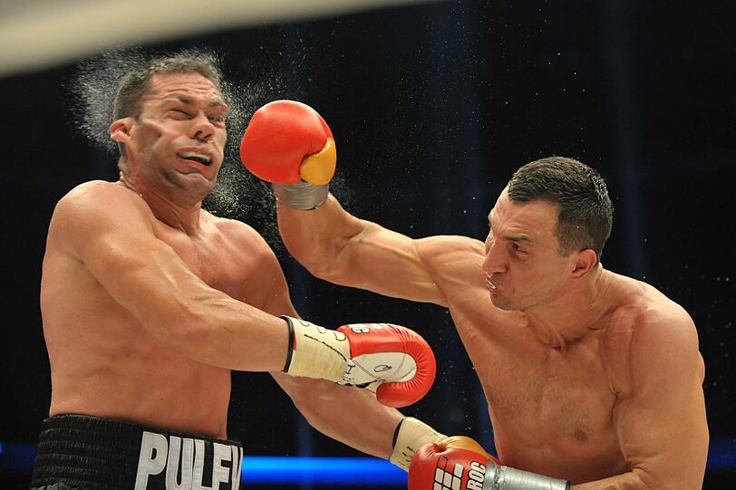 Volltreffer! Weltmeister Wladimir Klitschko (r.) gegen Kubrat Pulev.