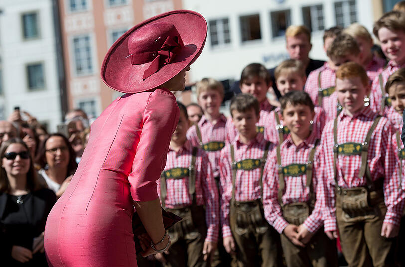 Der Tölzer Knabenchor begrüßt die Königin vor der Residenz.