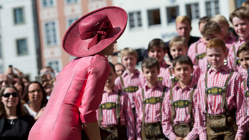 Der Tölzer Knabenchor begrüßt die Königin vor der Residenz. Der Tölzer Knabenchor begrüßt die Königin vor der Residenz.
