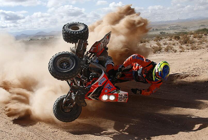 Dass die Rally Dakar nichts für Zartbesaitete ist, dürfte mittlerweile auch dem Nicht-Sportfan bekannt sein. Wieso, sieht man beim Unfall des brasilianischen Yamaha-Fahrers Marcelo Medeiro, der sich mit seinem Quad saftig überschlagen hat.