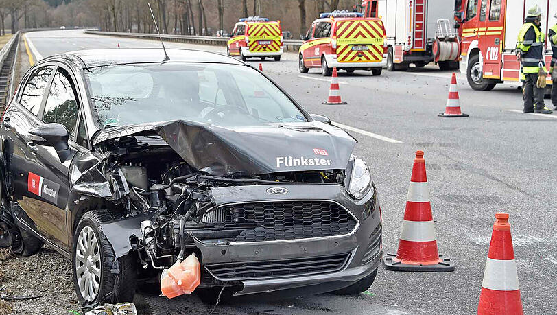 Sechs Autos waren in eine Massenkarambolage auf der A95 verwickelt - die Autobahn wurde für mehrere Stunden gesperrt. Sechs Autos waren in eine Massenkarambolage auf der A95 verwickelt - die Autobahn wurde für mehrere Stunden gesperrt.
