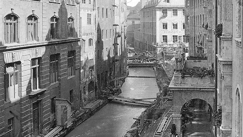 Der nördliche Pfisterbach vom Tal aus gesehen. Heute befindet sich hier die Sparkassenstraße, der Bach verläuft unterirdisch.