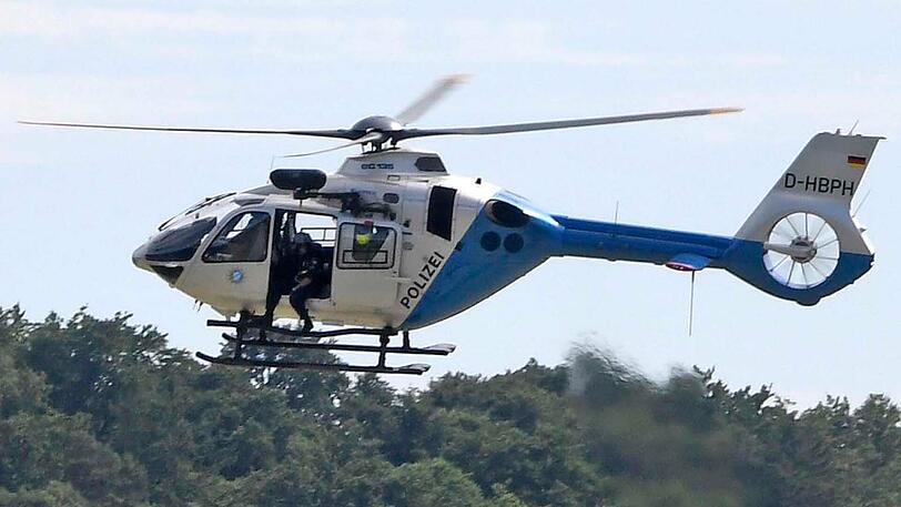 Polizei, Feuerwehr und Rettungsdienst an der Isar auf Höhe der Großhesseloher Brücke. Hier kenterte am Samstagabend ein Schlauchboot mit vier Männern.