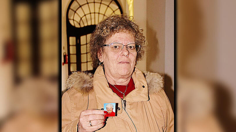 Renate S. mit einem Bild ihrer verunglückten Mutter.