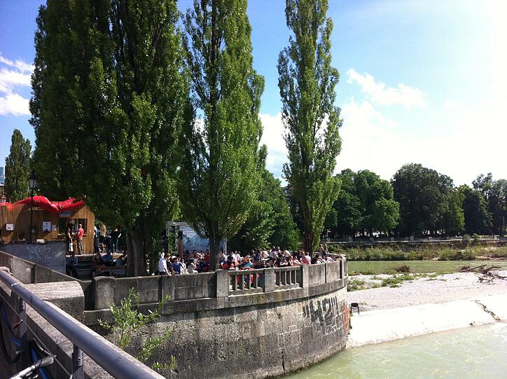 Wieder geöffnet nach der Regenpause: Der Kulturstrand an der Corneliusbrücke.