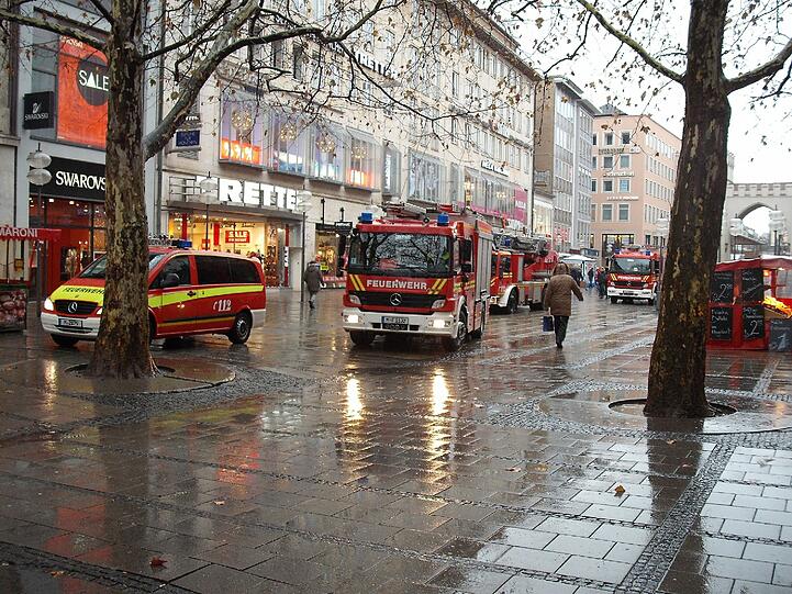 Brandgeruch: Feuerwehr-Großeinsatz in der Fußgängerzone.