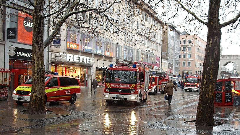 Brandgeruch: Feuerwehr-Großeinsatz in der Fußgängerzone. Brandgeruch: Feuerwehr-Großeinsatz in der Fußgängerzone.