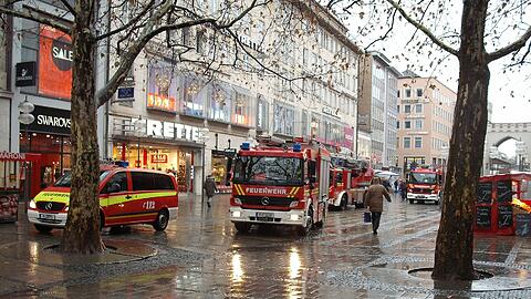 Brandgeruch: Feuerwehr-Großeinsatz in der Fußgängerzone.