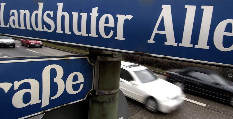 Drei Fahrzeuge waren in den Unfall auf der Landshuter Allee verwickelt, ein Beifahrer in einem der Fahrzeuge wurde schwer verletzt.