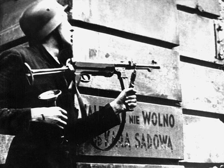 Ein Kämpfer der polnischen Heimatarmee AK ("Armia Krajowa") während der Straßenkämpfe in Warschau.