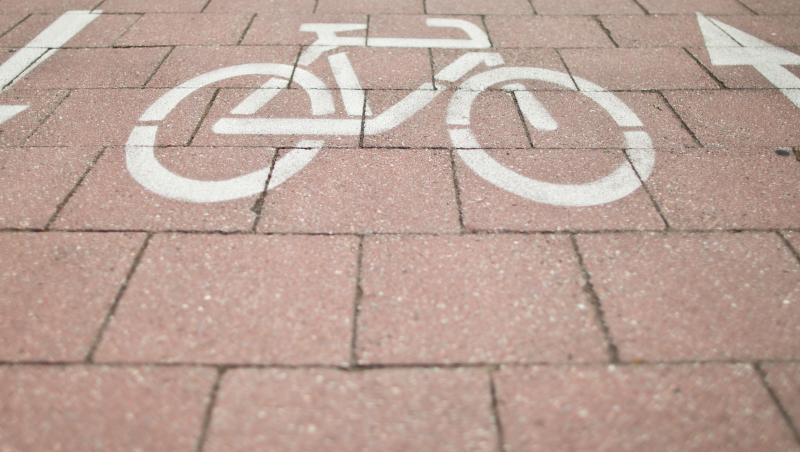 Ein Fahrradsymbol mit zwei wegweisenden Pfeilen ist auf dem Straßenboden zu sehen. Foto: picture alliance / dpa/Archivbild Ein Fahrradsymbol mit zwei wegweisenden Pfeilen ist auf dem Straßenboden zu sehen. Foto: picture alliance / dpa/Archivbild