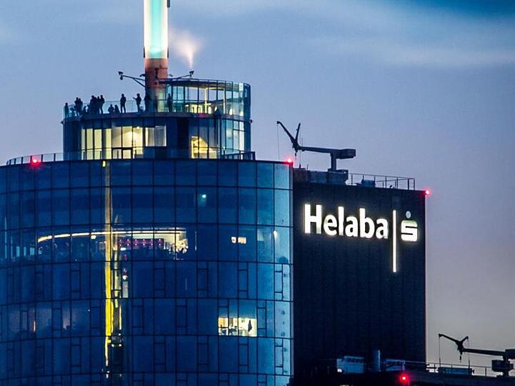 Besucher stehen abends in rund 198 Metern Höhe auf der Aussichtsterrasse des Main Towers, der auch die Landesbank Hessen-Thüringen (Helaba) beherbergt.