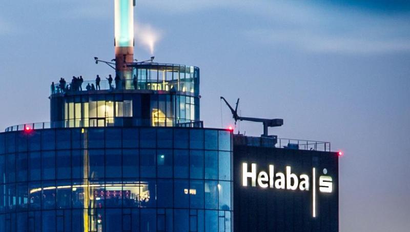 Besucher stehen abends in rund 198 Metern Höhe auf der Aussichtsterrasse des Main Towers, der auch die Landesbank Hessen-Thüringen (Helaba) beherbergt. Besucher stehen abends in rund 198 Metern Höhe auf der Aussichtsterrasse des Main Towers, der auch die Landesbank Hessen-Thüringen (Helaba) beherbergt.