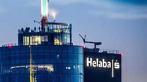 Besucher stehen abends in rund 198 Metern Höhe auf der Aussichtsterrasse des Main Towers, der auch die Landesbank Hessen-Thüringen (Helaba) beherbergt.