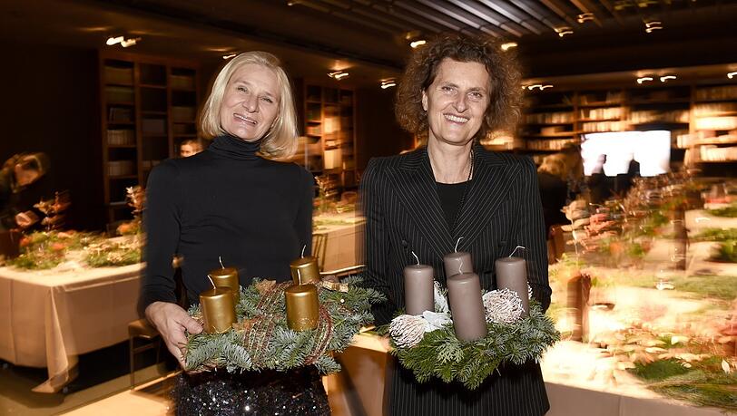Zwei Powerfrauen, zwei Powerkränze: Sibylle Schön (l., Vorstand der Etienne Aigner AG) und Hausherrin Innegrit Volkhardt im Bayerischen Hof. Zwei Powerfrauen, zwei Powerkränze: Sibylle Schön (l., Vorstand der Etienne Aigner AG) und Hausherrin Innegrit Volkhardt im Bayerischen Hof.