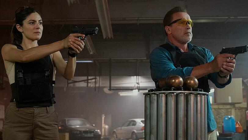 Der Agenten-Apfel fällt nicht weit vom Baller-Baum: Luke Brunner (Arnold Schwarzenegger) im Einsatz mit seiner Tochter Emma (Monica Barbaro).