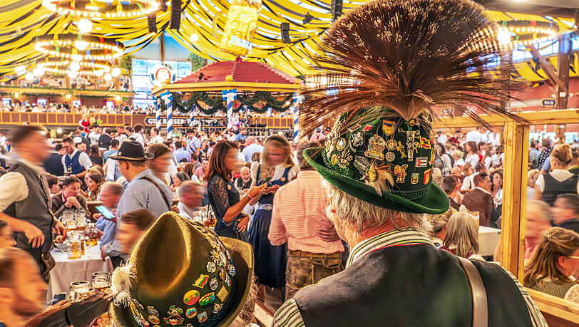 Wiesnbesucher in Tracht im Paulaner-Festzelt: Bereits seit 1895 ist das Zelt fester Bestandteil des Oktoberfests. Bis 2018 trug es den Namen "Winzerer Fähndl".
