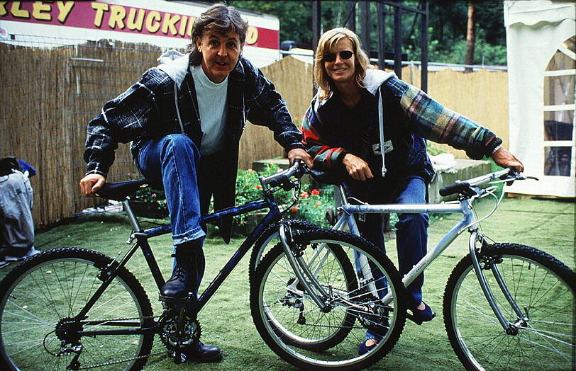 Paul und Linda McCartney mit Fahrrädern auf dem Weg zu einem Konzert auf der Berliner Waldbühne.