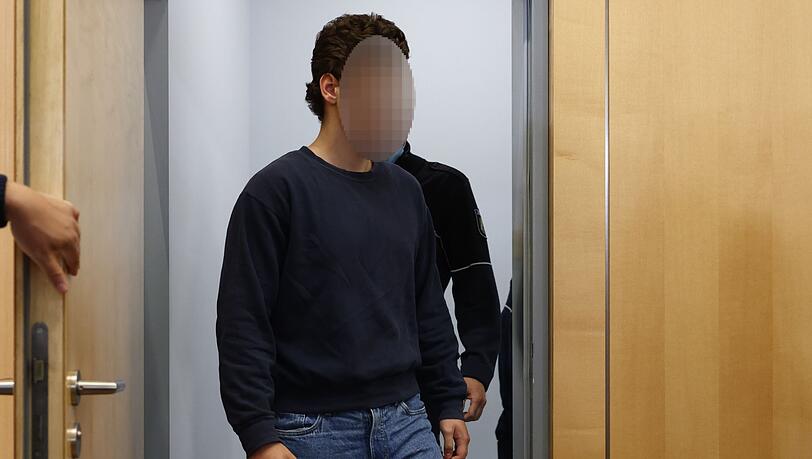 Der Angeklagte betritt den Gerichtssaal.