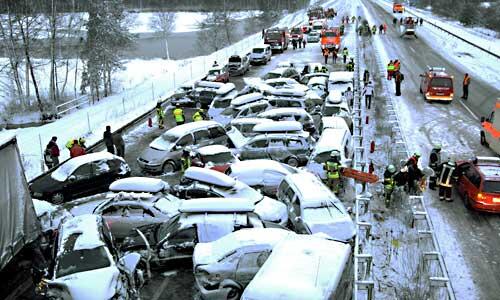 Mehr als 40 Autos krachten bei Schwandorf ineinander