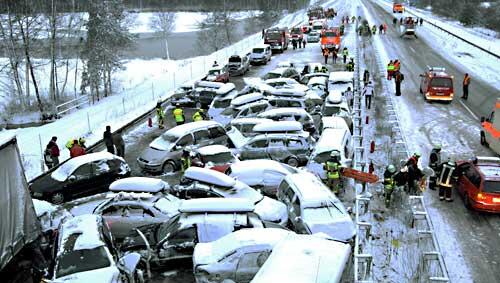 Mehr als 40 Autos krachten bei Schwandorf ineinander