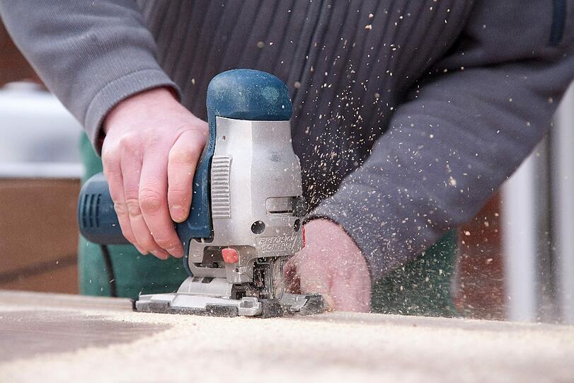 Eine Stichsäge braucht der Heimwerker, wenn er etwa Möbel selbst baut. Für so eine seltene Arbeit kann er sie auch gut ausleihen statt teuer zu kaufen.